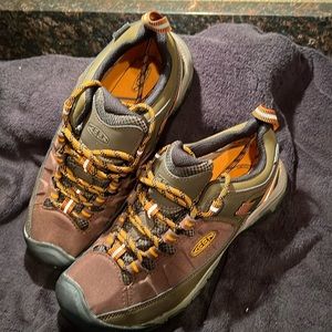 New in box Men’s size 8w Keen Targhee